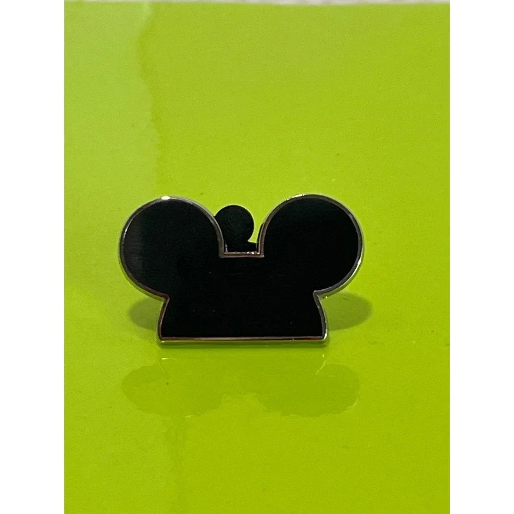 Disney Parks Official Mickey Mouse Black Ear Hat Lapel / Hat Trade Pin EUC
